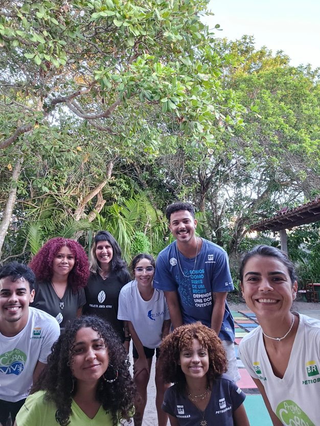 Integrantes do coletivo Aiyê Mar reunidos durante encontro presencial do grupo no extremo sul da Bahia.