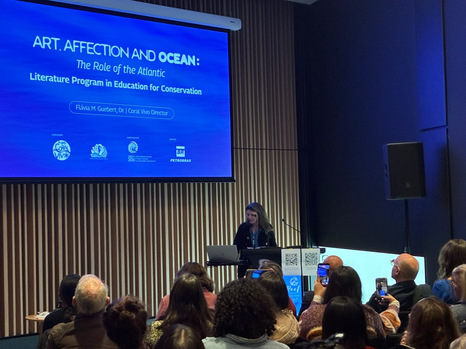 Flávia Guebert, diretora do Projeto Coral Vivo, apresentando o Programa Literatura Atlântica no ICRS 2026.