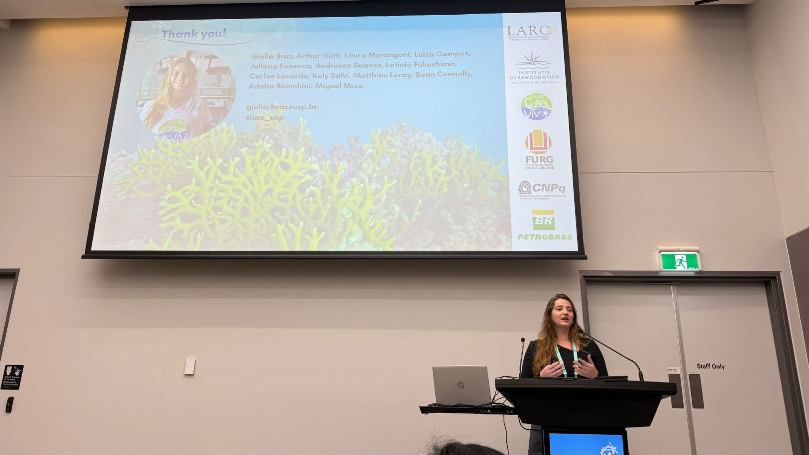 Doutoranda Giulia Braz representando o Projeto Coral Vivo em palestra no ICRS 2026.