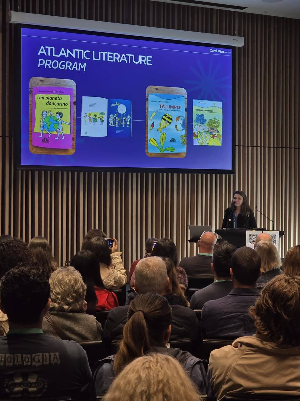 Flávia Guebert, diretora do Projeto Coral Vivo, apresentando o Programa Literatura Atlântica no ICRS 2026.