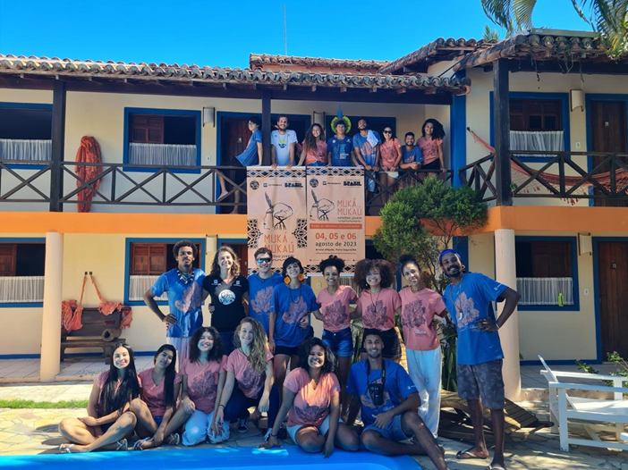 Integrantes do Projeto Coral Vivo e lideranças comunitárias reunidos em celebração da trajetória da rede Muká Mukaú.