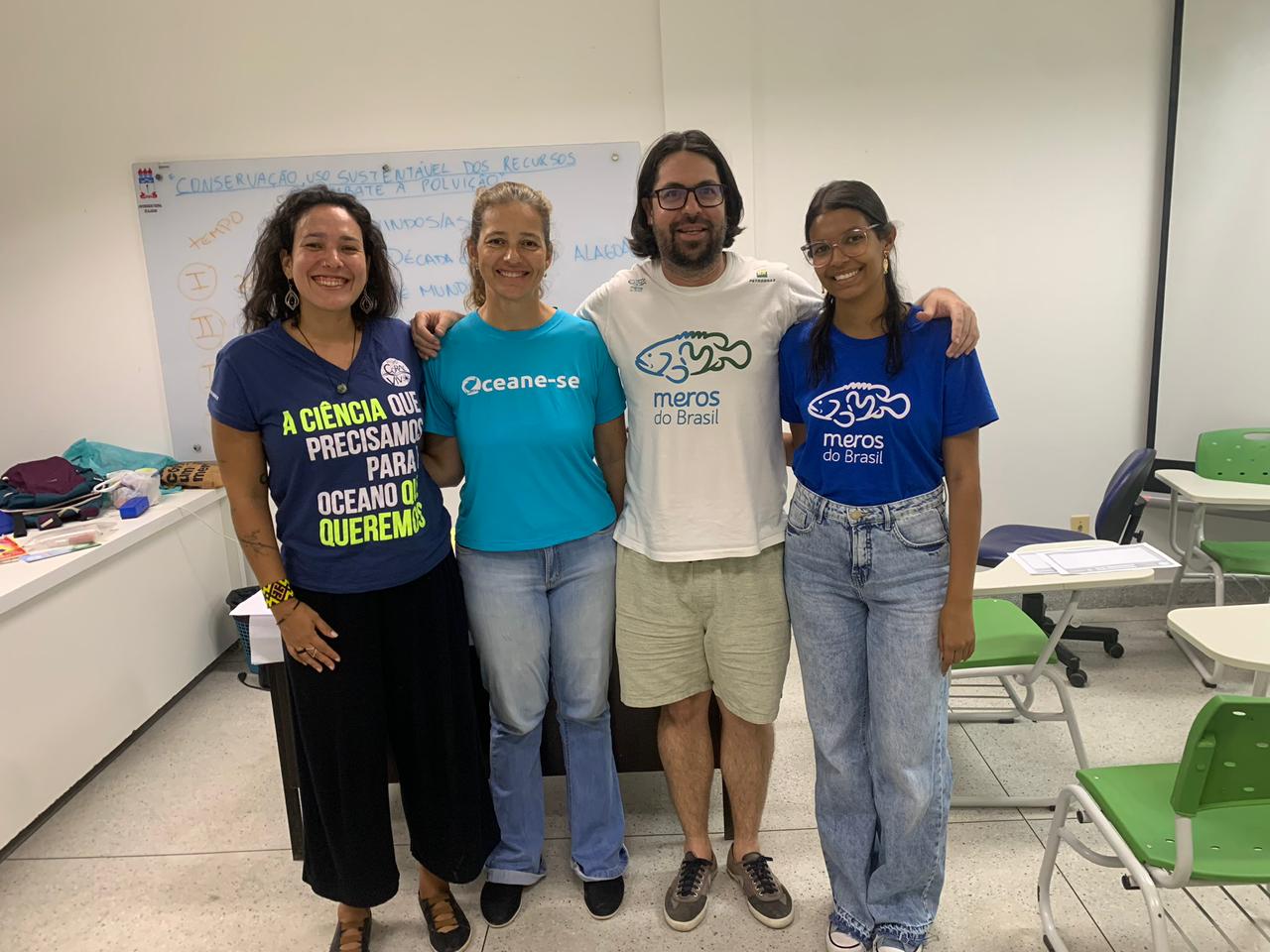Integrantes do Projeto Coral Vivo, UFAL e Meros do Brasil reunidos na Oficina Livre em Alagoas.