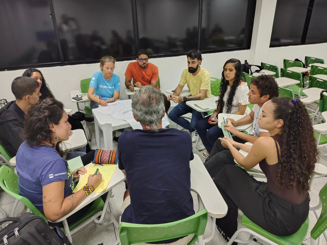 Participantes do Projeto Coral Vivo reunidos em roda de conversa durante Oficina Livre da Década do Oceano em Maceió.